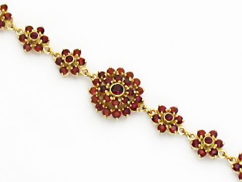 Granat Armband 18,5 cm aus vergoldetem Silber mit blumigem Design, verziert mit roten Granatsteinen, hergestellt von Juwelier Harnisch, elegantes Schmuckstück für besondere Anlässe.