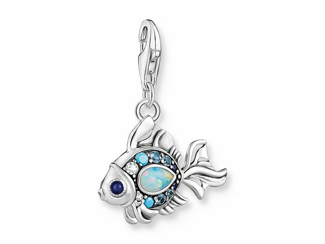 56970700-0 Charm in Form eines Fisches aus Sterling Silber mit einer hochwertigen Glas-Keramik und synthetischem Spinell, farbenfrohes Design mit verschiedenen blauen und glitzernden Akzenten.
