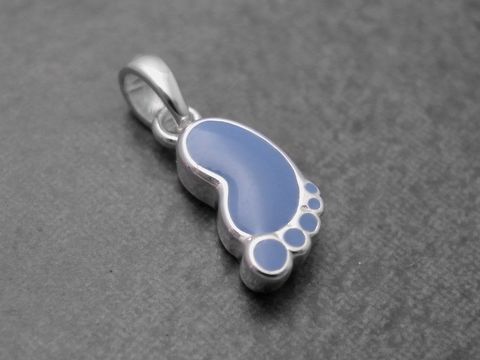 Babyfußabdruck Anhänger aus Sterling Silber in hellblau mit Lack, ideal als Schmuck für Kinder, hergestellt von Juwelier Harnisch.