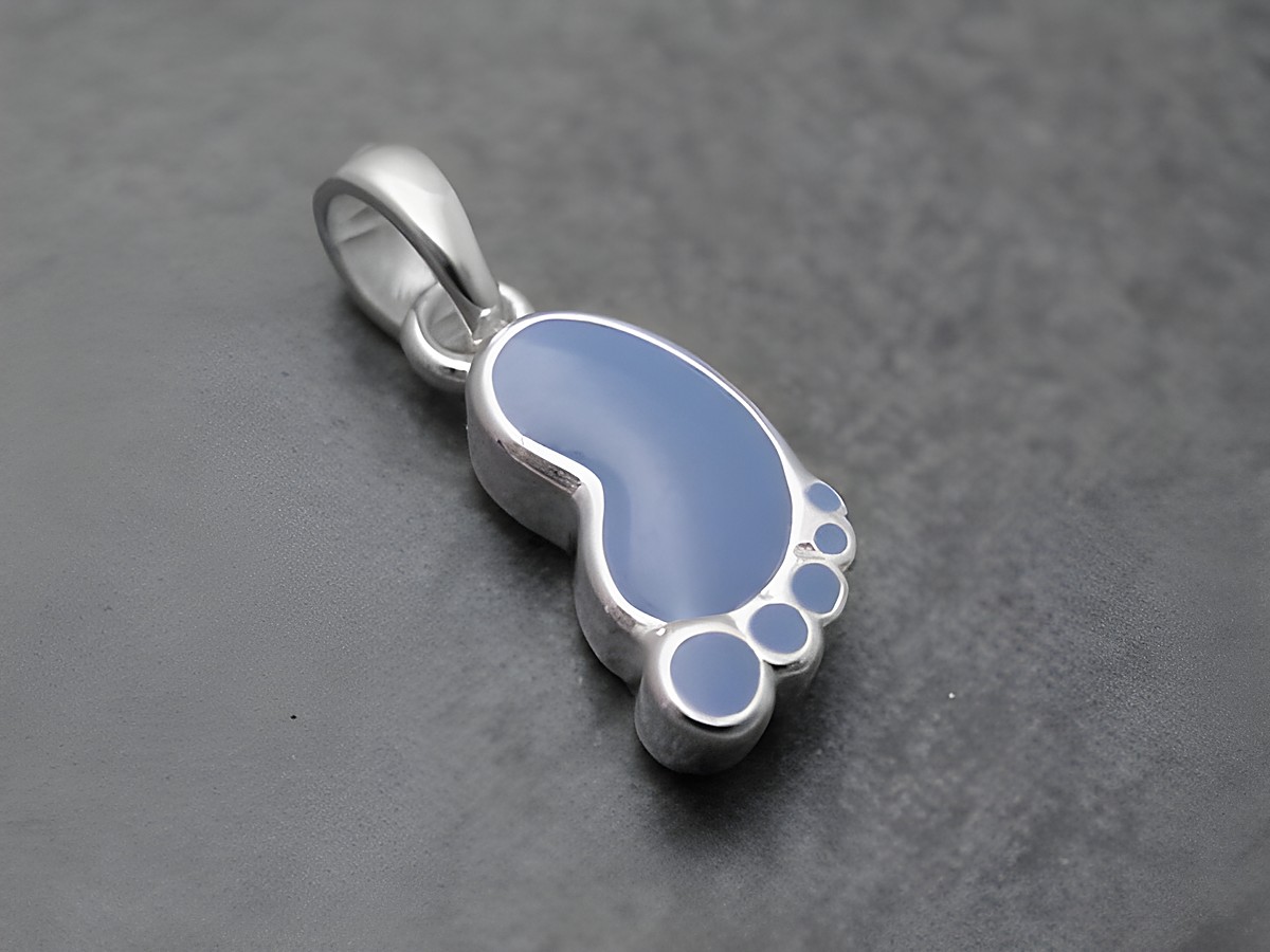 Babyfußabdruck Anhänger aus Sterling Silber in hellblau mit Lack, ideal als Schmuck für Kinder, hergestellt von Juwelier Harnisch.