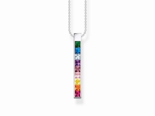Kette aus Sterling Silber von Thomas Sabo mit einem vertikalen Anhänger, der mit bunten, facettierten Steinen in Regenbogenfarben besetzt ist. Länge 45 cm.