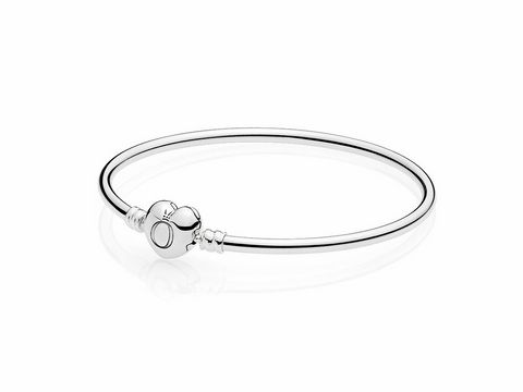 Pandora 596268-17 Moments Armreif mit Herzverschluss aus Silber, 17 cm lang, elegantes Design, vielseitig kombinierbar, ideal für persönlichen Schmuckstil.