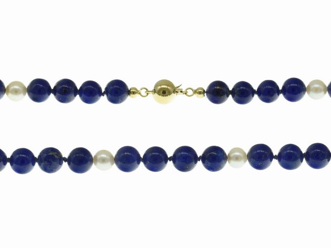 Steinkette aus Lapislazuli und Süßwasser-Zuchtperlen in Blau und Weiß, 44 cm lang, mit einem goldenen Verschluss aus Gold 585, hergestellt von Juwelier Harnisch.