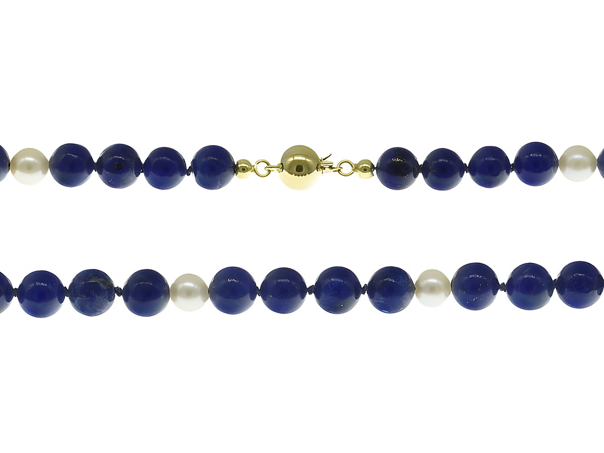 Steinkette aus Lapislazuli und Süßwasser-Zuchtperlen in Blau und Weiß, 44 cm lang, mit einem goldenen Verschluss aus Gold 585, hergestellt von Juwelier Harnisch.