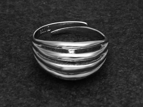 Silberring rhodiniert, gestreift, Größe weit verstellbar, Hersteller Juwelier Harnisch, ohne Stein. Elegantes Design ideal für jeden Anlass.
