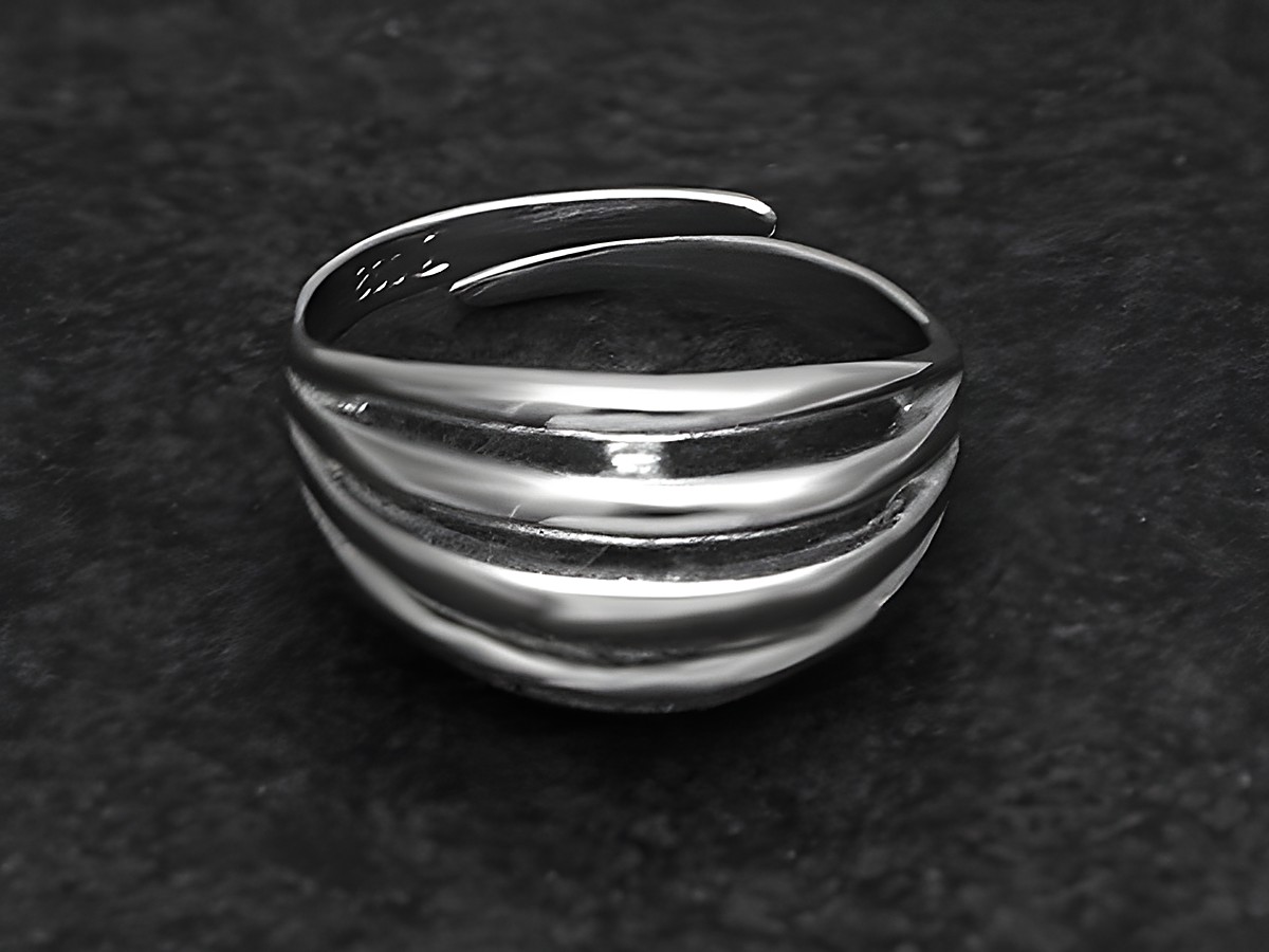 Silberring rhodiniert, gestreift, Größe weit verstellbar, Hersteller Juwelier Harnisch, ohne Stein. Elegantes Design ideal für jeden Anlass.