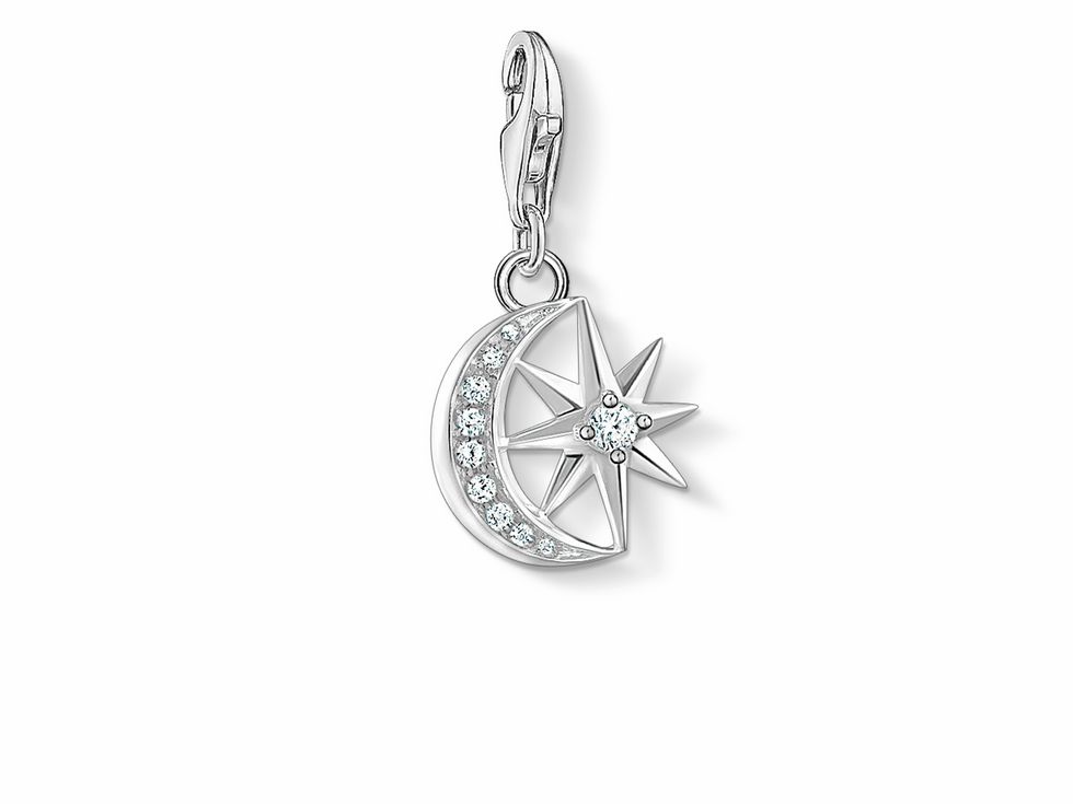 Charm-Anhänger von Thomas Sabo in Sterling Silber, gestaltet als Mond mit einem funkelnden Stern, besetzt mit weißen Zirkonia-Steinen, elegant und stilvoll.