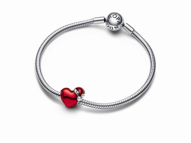 Ein elegantes Armband aus Sterling Silber mit einem roten Herz-Anhänger aus Zirkonia und Emaille, hergestellt von Pandora, ideal für den festlichen Anlass.