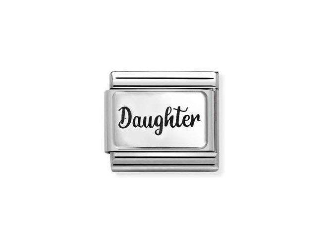 Ein silberner Charm aus Edelstahl mit der Prägung Daughter in eleganter Schriftart, passend für das Schmucksystem von Nomination, Modell 330111 43 Classic.