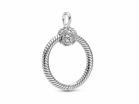 Silberner Pavé O Anhänger klein von Pandora mit geflochtenem Design und einer verzierten Kugel aus funkelnden Steinen, Anhänger ohne Kette, perfekt zum Personalisieren.