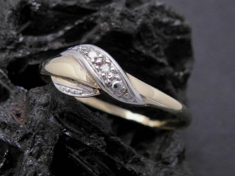 Gold Ring bezaubernd Gold 585 bicolor mit Diamant von Juwelier Harnisch in Größe 56/18, elegant geschwungenes Design für stilvolle Auftritte.