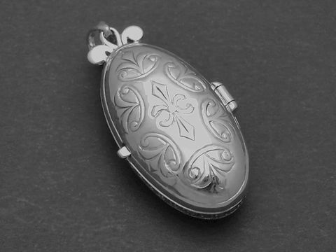 Bezauberndes ovales Medaillon aus Silber, verziert mit filigranen Mustern und Markasiten, ergänzt durch Zuchtperlen. Hersteller: Juwelier Harnisch.