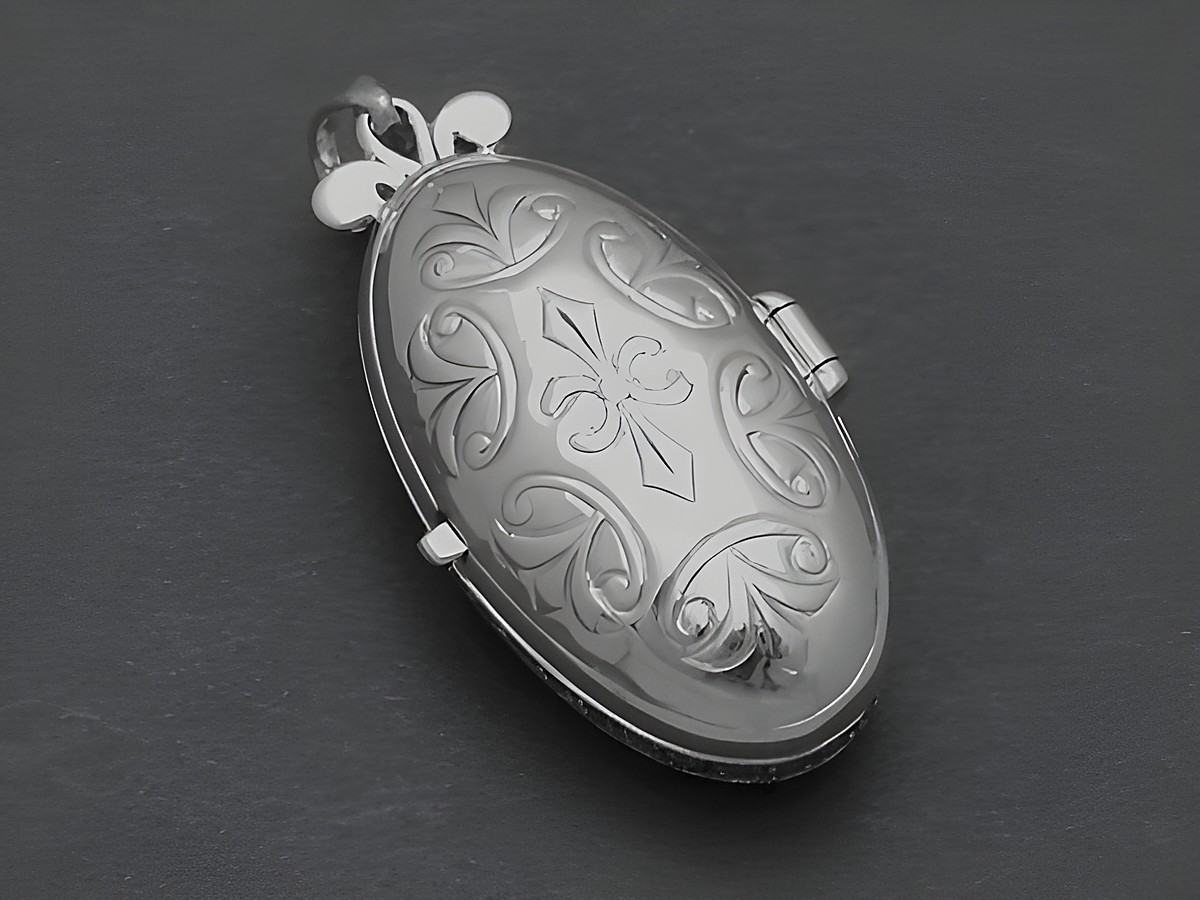 Bezauberndes ovales Medaillon aus Silber, verziert mit filigranen Mustern und Markasiten, ergänzt durch Zuchtperlen. Hersteller: Juwelier Harnisch. – Ansicht 2