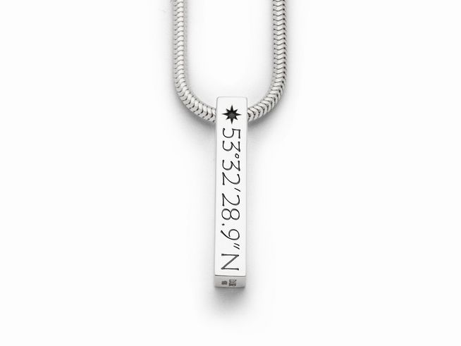 DUR Anhänger LieblingsOrt Hamburg in Sterling Silber, rechteckig mit gravierten Koordinaten 53°32'28.9"N, an einer robusten Kette befestigt, elegantes und persönliches Schmuckstück.