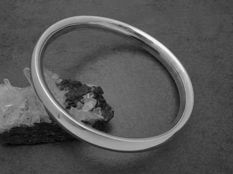 Silber Armreifen DESIGN 8,4 mm aus Sterling Silber mit einem Durchmesser von 19,2 cm, elegant auf einem dunklen Untergrund präsentiert, Hersteller Juwelier Harnisch.