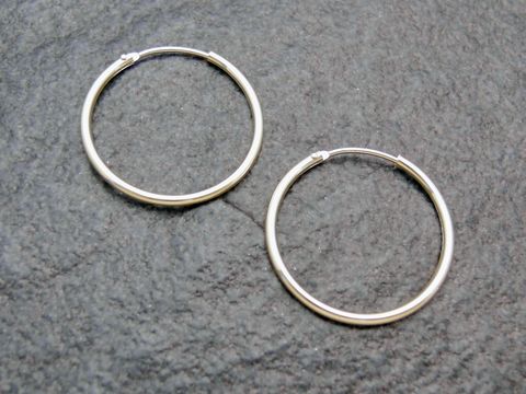Gold Creolen 2,5 cm aus 585 Gold mit einer Stärke von 1,5 mm, hergestellt von Juwelier Harnisch, elegantes Design bis 25 mm, ideal für jeden Anlass.