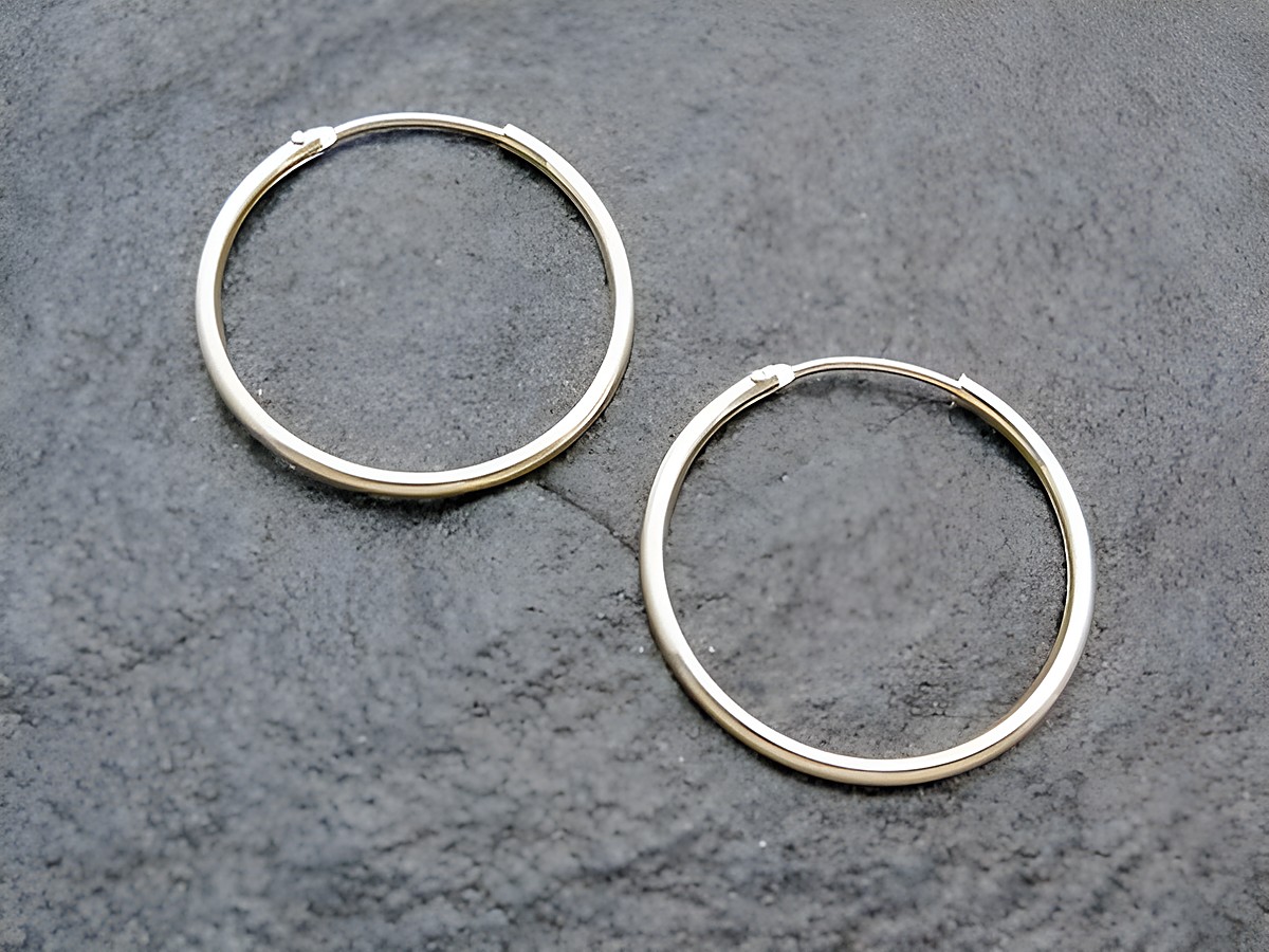Gold Creolen 2,5 cm aus 585 Gold mit einer Stärke von 1,5 mm, hergestellt von Juwelier Harnisch, elegantes Design bis 25 mm, ideal für jeden Anlass.