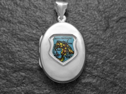 Silbermedaillon mit dem Wappen der Insel Fehmarn und einer farbigen Landkarte der Insel, Hersteller Juwelier Harnisch, elegantes Design ideal für Schmuckliebhaber.