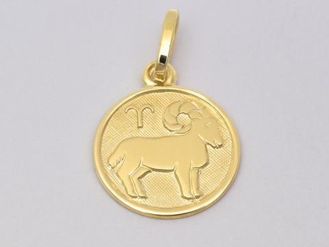 Polierter goldener Anhänger mit dem Sternzeichen Widder, Durchmesser 14 mm, gefertigt vom Juwelier Harnisch, zeigt das Widder-Symbol und eine stilisierte Widderfigur.