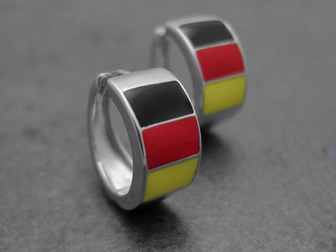 Runde Creolen aus rhodiniertem Sterling Silber mit schwarzem, rotem und gelbem Design, sportlich und passend für Deutschland Fans, hergestellt von Juwelier Harnisch.