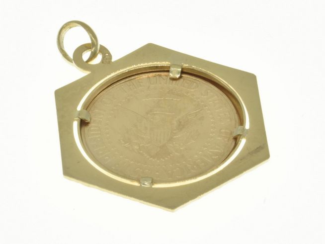 Münzfassung Anhänger in diamantierter Optik aus 585 Gold, passend für Münzen mit maximalem Durchmesser von 20,5 mm, gefertigt vom Juwelier Harnisch.