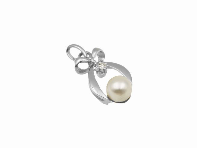 Schleifen Anhänger aus 585 Weißgold mit Diamant und polierter Zuchtperle, Hersteller Juwelier Harnisch, elegant und zeitlos, ideal für besondere Anlässe.