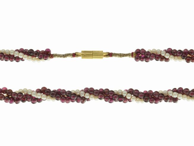 Steinkette aus Granat und Süßwasser-Zuchtperlen in Bordeaux und Weiß, mit einer Länge von 55 cm, gefertigt vom Juwelier Harnisch, zeigt eine edle Kombination aus glänzenden Perlen und facettierten Steinen.