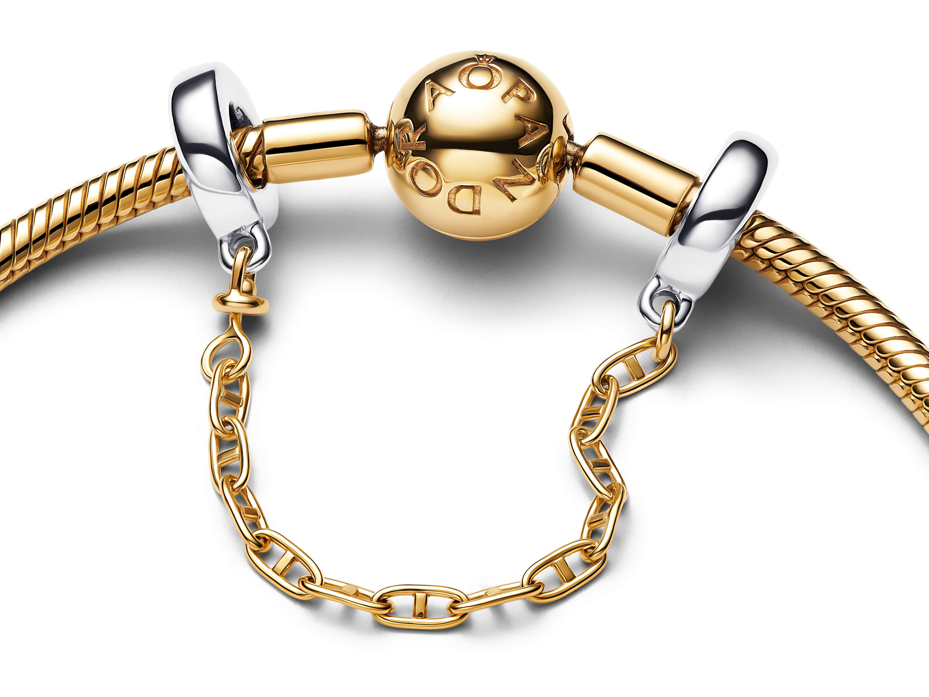 Bicolor Sicherheitskette von Pandora, 5 cm lang, aus Sterling Silber und vergoldetem Metall, mit einem eleganten Design und dem markanten Pandora-Logo auf der Kugel.