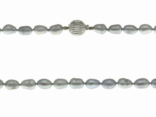Perlenkette 43 cm in Grau aus Süßwasser Zuchtperlen, mit silbernem Verschluss, von Juwelier Harnisch, elegant und zeitlos, ideal für besondere Anlässe.