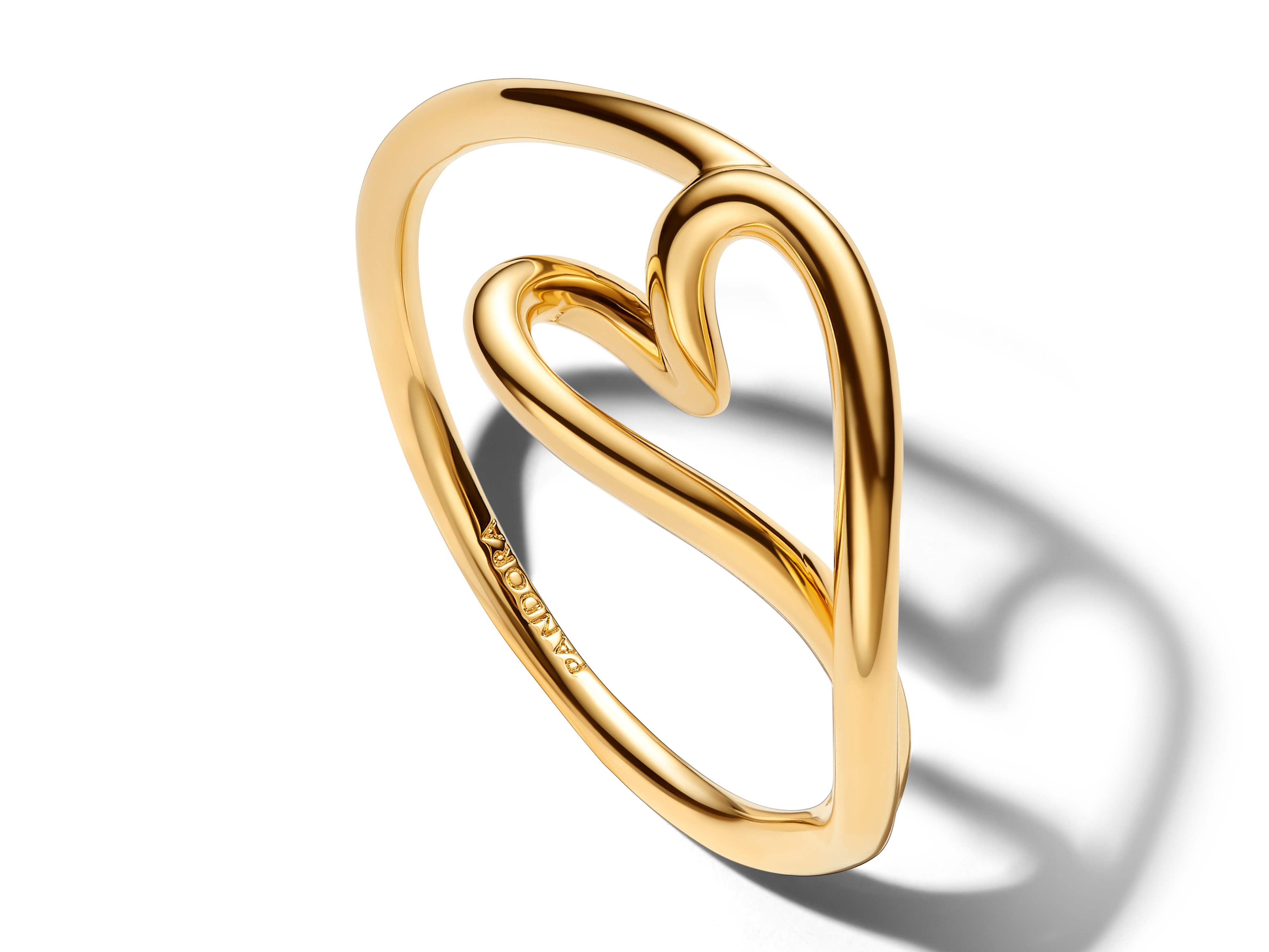 Organisch geformter Herzring aus Gelbgoldvergoldung von Pandora in Größe 58. Der Ring hat eine elegante, geschwungene Herzform und ist stilvoll und modern gestaltet.