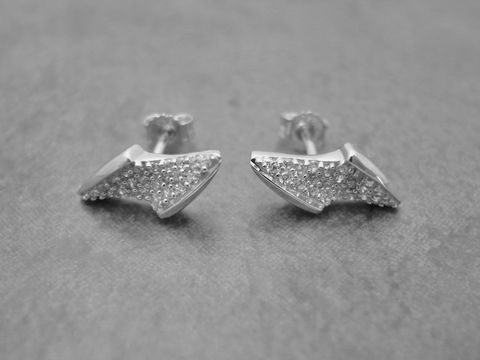 Ohrringe Blitz aus Sterling Silber im modernen Design mit weißen Zirkonia, Hersteller Juwelier Harnisch, eleganter Schmuck für jeden Anlass.