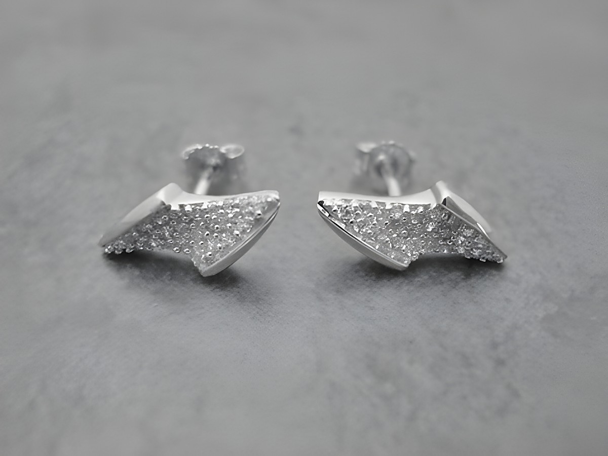 Ohrringe Blitz aus Sterling Silber im modernen Design mit weißen Zirkonia, Hersteller Juwelier Harnisch, eleganter Schmuck für jeden Anlass.