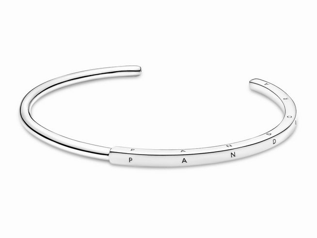 Eleganter Pandora I-D Armreif aus Silber mit gravierter Signatur, 19 cm lang, schlichtes Design, perfekt für den modischen Akzent im Alltag oder zu besonderen Anlässen.