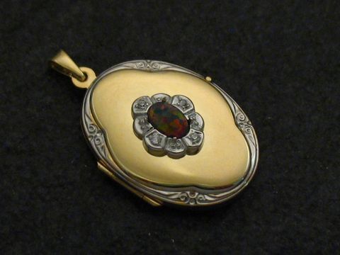 Medaillon aus Gold 585 bicolor mit einem bunten Opal Cabochon inmitten von Brillanten, filigrane Details und edles Design des Juweliers Harnisch, ideal als Schmuckstück.