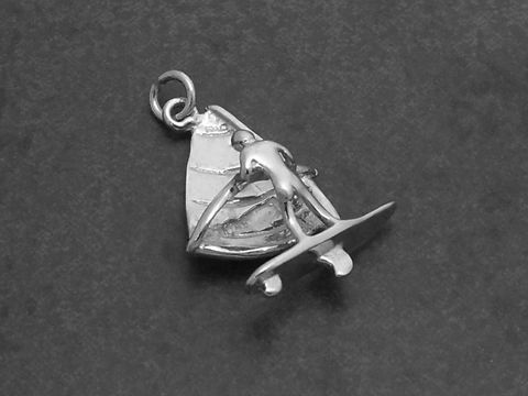 Silber Anhänger Surfbrett mit Surfer, ideal für Sportbegeisterte, symbolisiert Wind und Wasser, hergestellt von Juwelier Harnisch, perfekt für maritime Schmuckliebhaber.