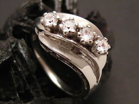 Weißgoldring kunstvoll - Weißgold 333 Zirkonia - Gr. 55, Hersteller: Juwelier Harnisch, bis Gr. 56/18, elegant gestalteter Ring mit funkelnden Zirkonia-Steinen in geschwungenem Design.