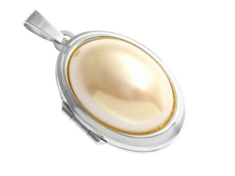 Mabe Perle synthetisch in Cabochon-Form, umgeben von rhodiniertem Sterling Silber, elegantes Medaillon von Juwelier Harnisch, ideal für stilvolle Akzente.