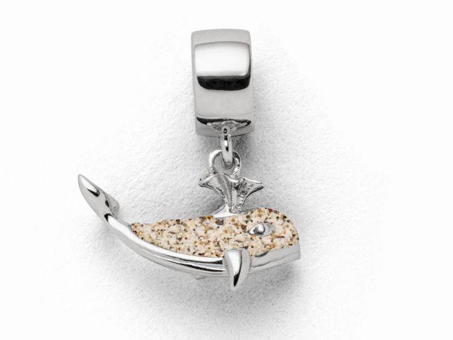 Sterling Silber Charm in Walfischform mit Strandsand-Einlage und glitzerndem Detail, hergestellt von DUR. Ideal für individuelle Schmuckstücke und als besonderes Geschenk.