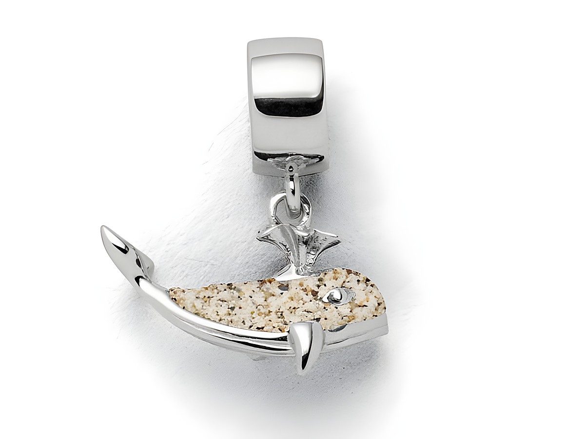 Sterling Silber Charm in Walfischform mit Strandsand-Einlage und glitzerndem Detail, hergestellt von DUR. Ideal für individuelle Schmuckstücke und als besonderes Geschenk.