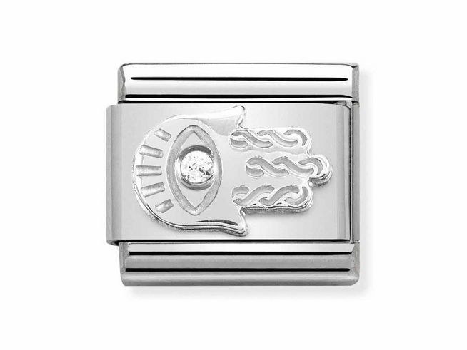 Das Bild zeigt ein elegantes Metallarmband mit einem Anhänger, der eine Hand der Fatima darstellt. Der Anhänger ist mit einem klaren Stein verziert und besteht aus Edelstahl.