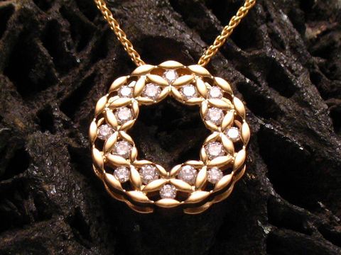 Gold 585 Anhänger inkl. Kette mit luxuriösem Design, verziert mit 16 Diamanten, Hersteller Juwelier Harnisch, eleganter Schmuck für besondere Anlässe.