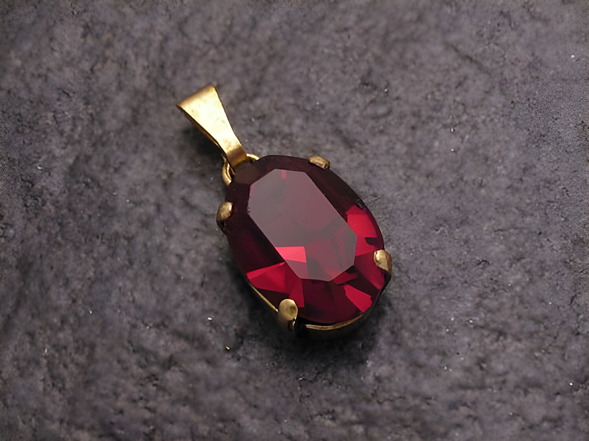Roter Strass Anhänger im sexy City Look in ovaler Form, gefertigt von Juwelier Harnisch, ideal für stilvolle Akzente und glamouröse Outfits.