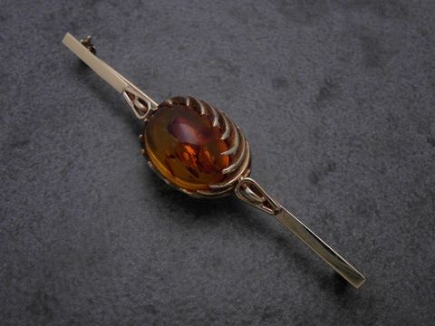 Gold Brosche mit faszinierendem Gold 585 und einem ovalen Bernstein als Anstecknadel, Hersteller: Juwelier Harnisch, elegante Brosche für besondere Anlässe.