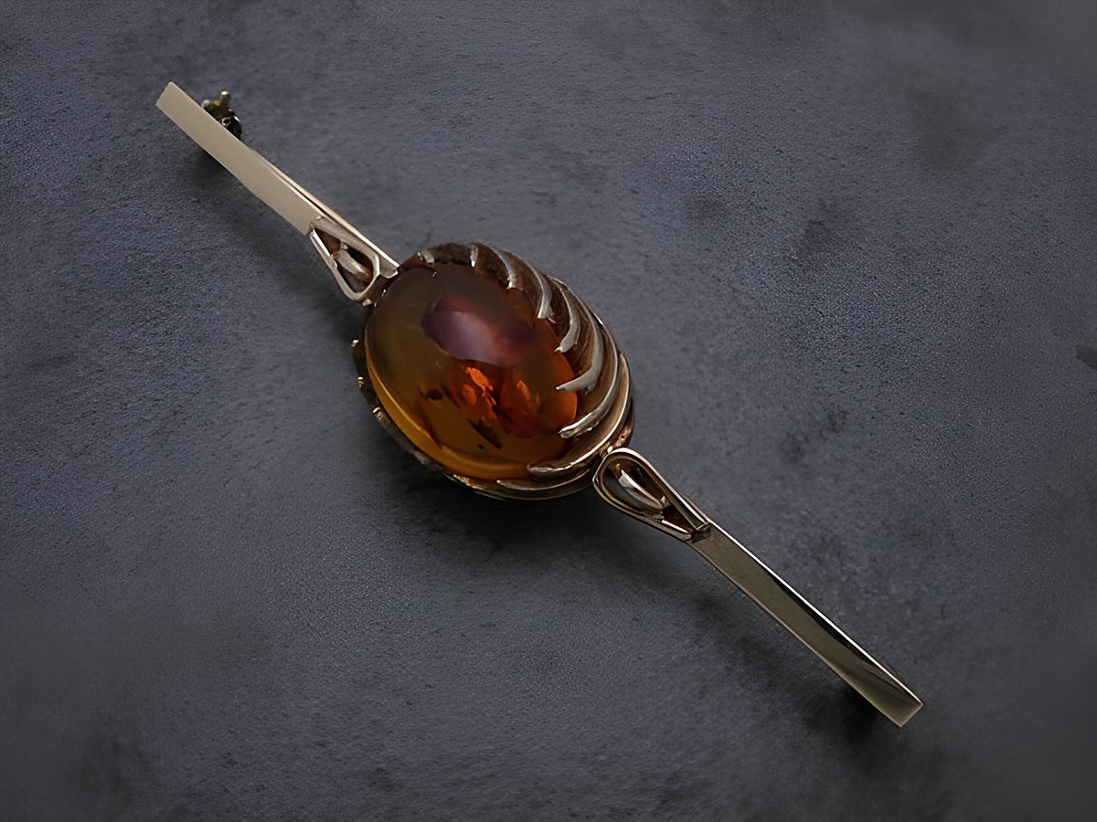 Gold Brosche mit faszinierendem Gold 585 und einem ovalen Bernstein als Anstecknadel, Hersteller: Juwelier Harnisch, elegante Brosche für besondere Anlässe.