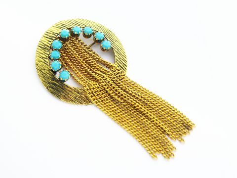 60149-0 Runde Brosche mit gefassten türkis look Steinen im Strass-Stil. Hersteller Juwelier Harnisch. Die Brosche hat eine goldene Grundstruktur und gestufte Kettenelemente.