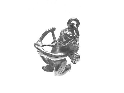 Ein Engel aus 925 Sterling Silber, detailliert und plastisch gearbeitet, zeigt einen Engel mit Bogen, hergestellt vom Juwelier Harnisch, ideal als Anhänger.