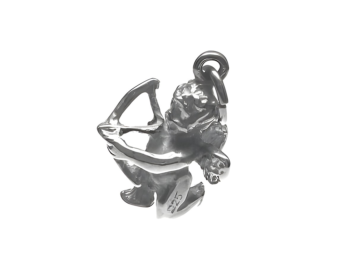 Ein Engel aus 925 Sterling Silber, detailliert und plastisch gearbeitet, zeigt einen Engel mit Bogen, hergestellt vom Juwelier Harnisch, ideal als Anhänger.