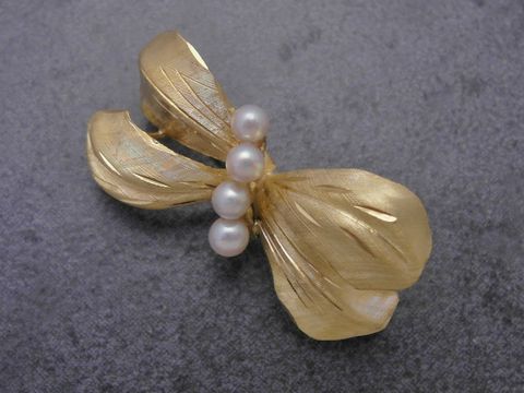 Gold Brosche aus Gold 750 in natürlicher Form, verziert mit drei Zuchtperlen, Anstecknadel des Herstellers Juwelier Harnisch, elegant und zeitlos.
