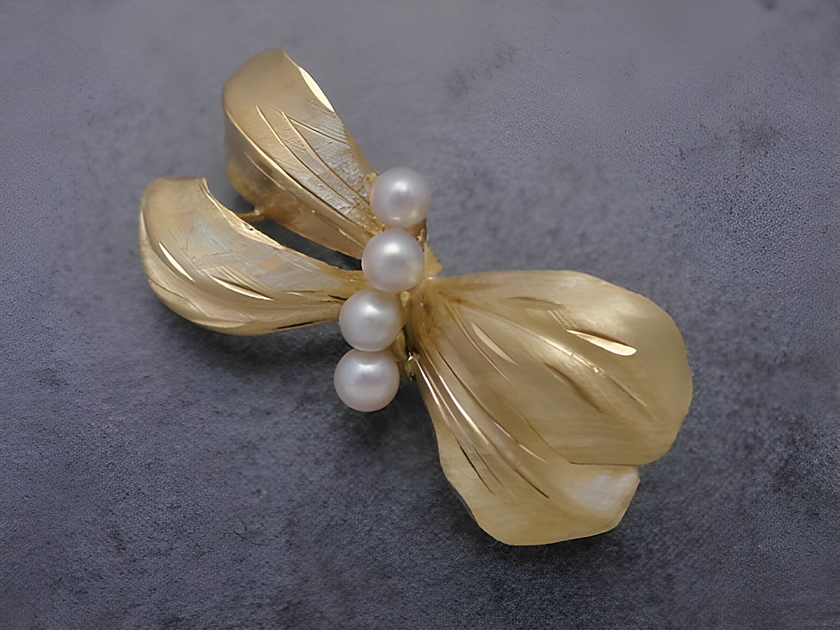 Gold Brosche aus Gold 750 in natürlicher Form, verziert mit drei Zuchtperlen, Anstecknadel des Herstellers Juwelier Harnisch, elegant und zeitlos.