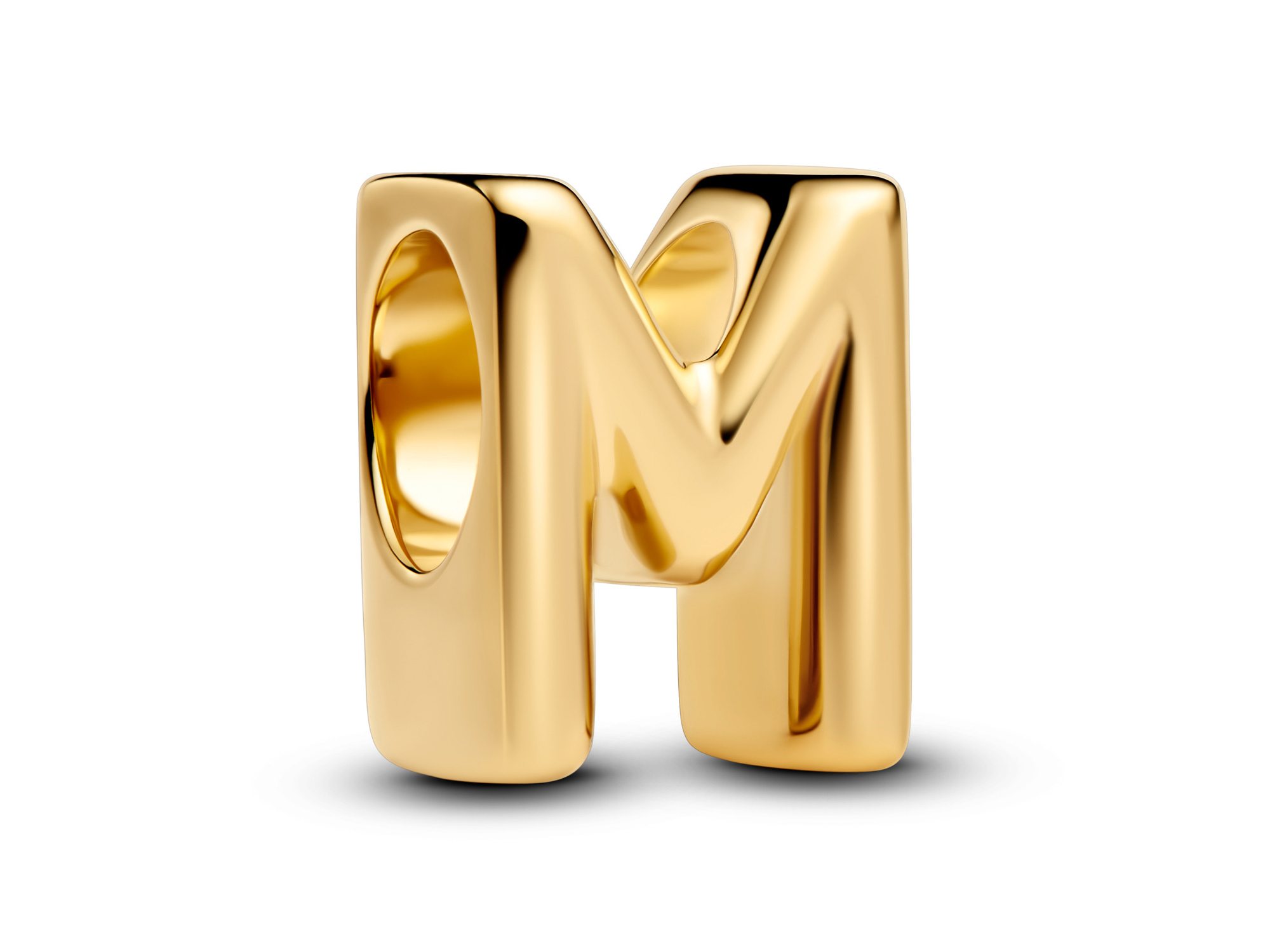 Gold plating Buchstabe M aus der Pandora Neuheiten Kollektion, glänzendes Design, ideal für individuelle Schmuckkreationen und als persönliches Geschenk.
